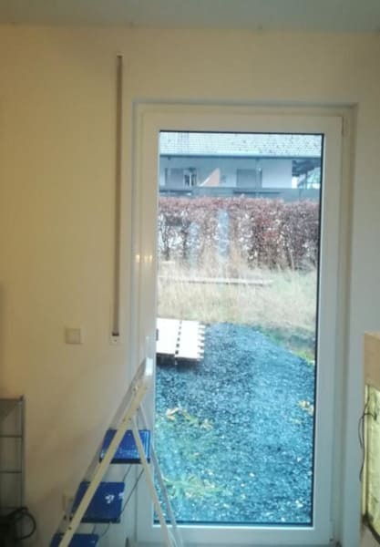 Wand mit Fenster für Schiene