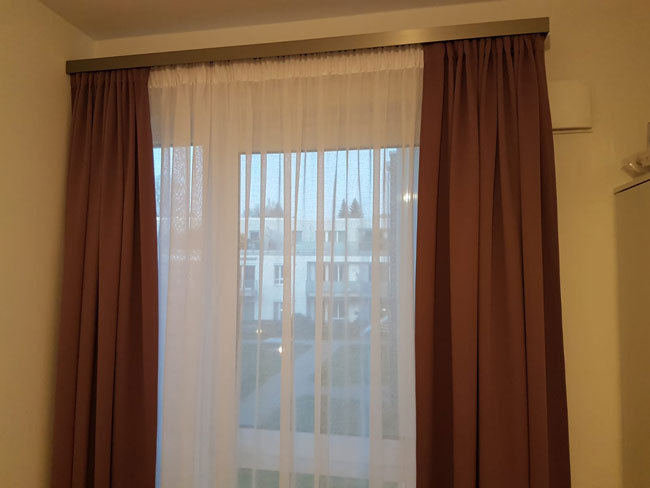 Style Schiene mit Blende und Blick aus dem Fenster