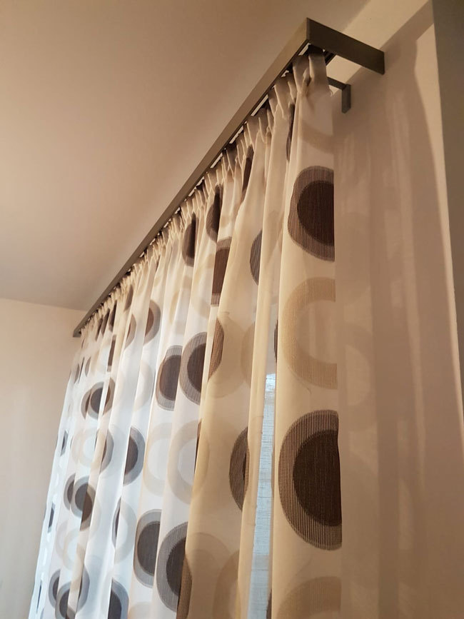 Nahaufnahme Style Schiene mit Vorhang an der Wand 