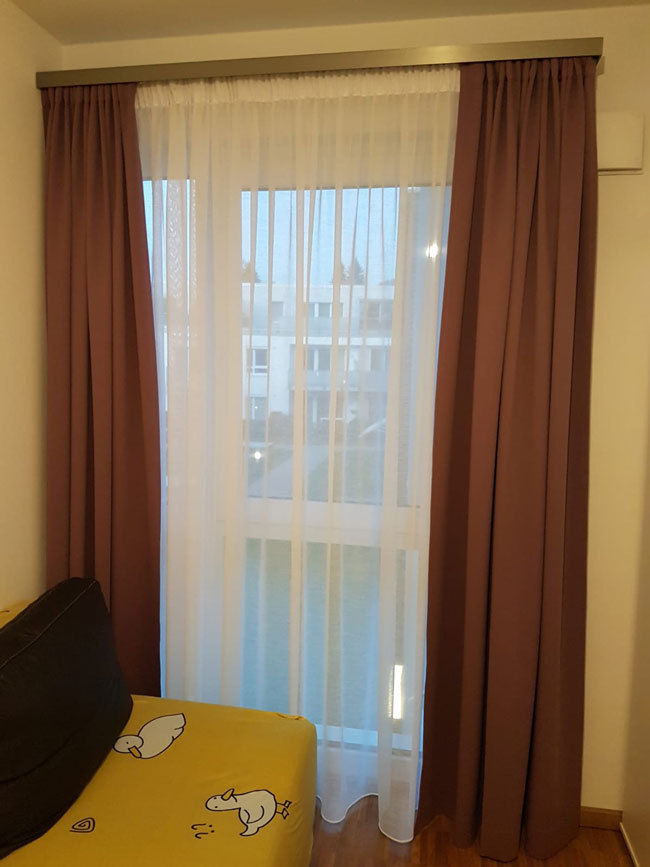 Style Schiene mit Vorhang an der Wand 