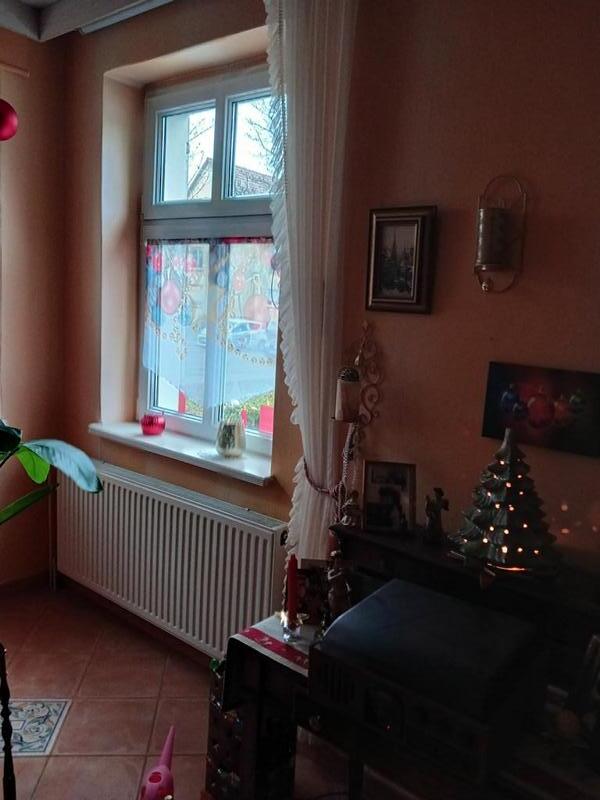 Scheibenhänger spitz mit Weihnachtsmotiv - mit Pflanze im Wohnzimmer mit Baum